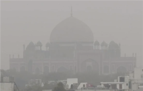 伸手不见五指 印度新德里进入冬季雾霾天:有公司已推“防霾头盔”-第3张图片-9158手机教程网 伸手不见五指 印度新德里进入冬季雾霾天:有公司已推“防霾头盔”-第3张图片-9158手机教程网