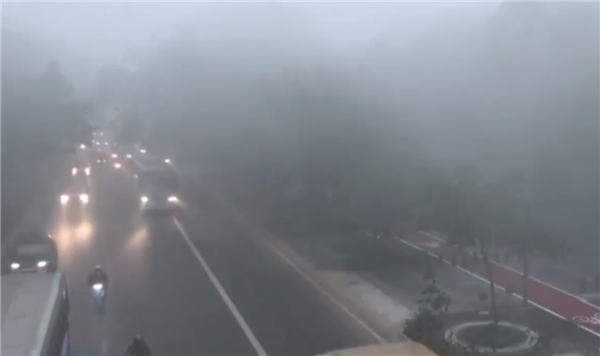 伸手不见五指 印度新德里进入冬季雾霾天:有公司已推“防霾头盔”-第5张图片-9158手机教程网 伸手不见五指 印度新德里进入冬季雾霾天:有公司已推“防霾头盔”-第5张图片-9158手机教程网