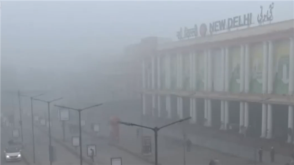 伸手不见五指 印度新德里进入冬季雾霾天:有公司已推“防霾头盔”-第4张图片-9158手机教程网 伸手不见五指 印度新德里进入冬季雾霾天:有公司已推“防霾头盔”-第4张图片-9158手机教程网