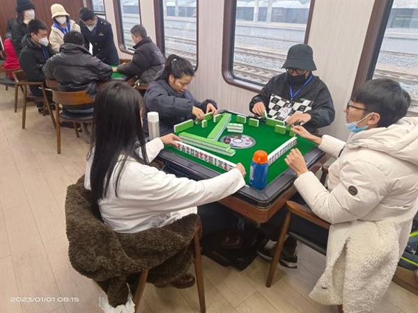 国铁西安局回应火车内设麻将桌：系主题定制列车 还有KTV、影院-第1张图片-9158手机教程网