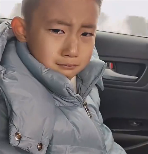 小朋友把山东的雪带回福建：半路化了 崩溃大哭-第3张图片-9158手机教程网