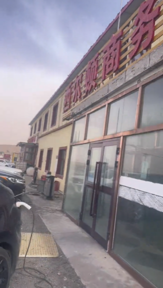 95后女子一人一车自驾特斯拉去西藏:没电还掉坑 无奈折返-第3张图片-9158手机教程网 95后女子一人一车自驾特斯拉去西藏:没电还掉坑 无奈折返-第3张图片-9158手机教程网