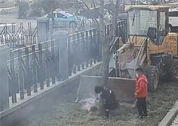 俩小孩小区内5次放火引燃SUV 专家：熊孩子闯祸家长需兜底-第1张图片-9158手机教程网