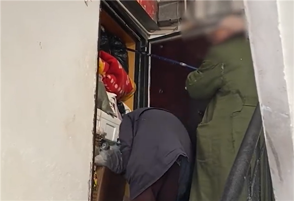 俩老人家里塞满废品在楼道打地铺 警惕：囤积癖是种病-第2张图片-9158手机教程网