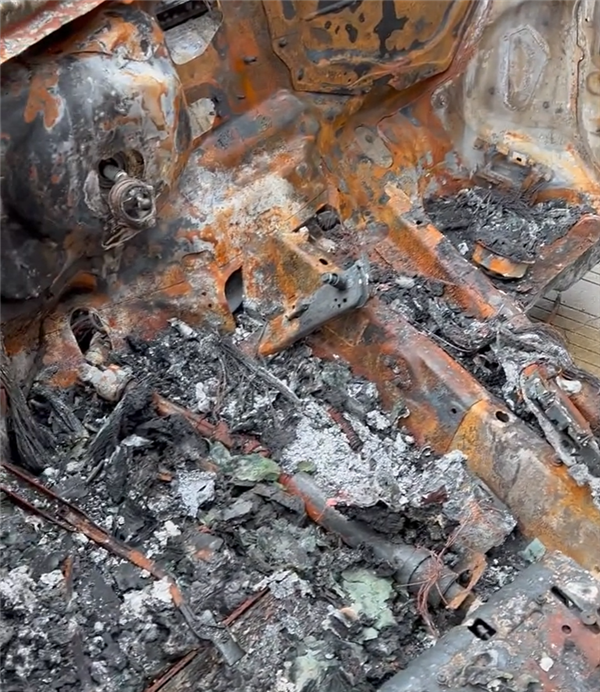 曝领克09事故后自燃 关键证据被切割 官方回应:绝不存在介入情况-第4张图片-9158手机教程网 曝领克09事故后自燃 关键证据被切割 官方回应:绝不存在介入情况-第4张图片-9158手机教程网