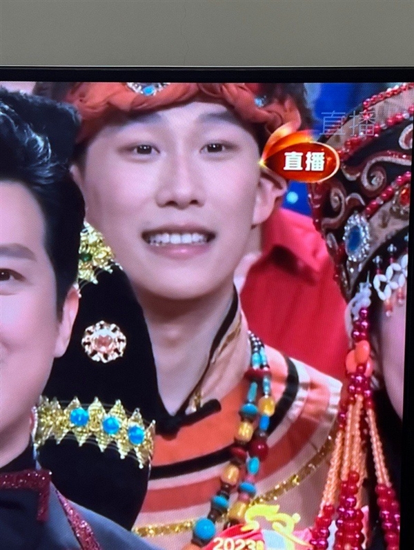 歌舞团回应春晚小哥足足微笑19秒：他平时也这么笑-第1张图片-9158手机教程网