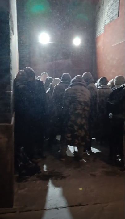 泰山温度-22℃ 游客大雪中抱团 网友感叹：还以为翻拍《长津湖》-第1张图片-9158手机教程网