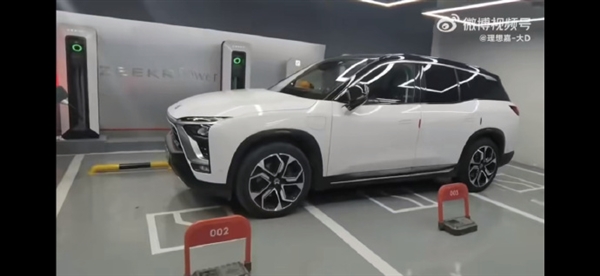 蔚来车主占三个车位充电引争议 汽车博主：好像只能这么充-第1张图片-9158手机教程网