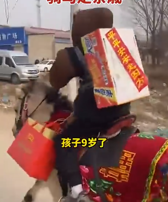 9岁男孩骑马送礼串亲戚，奇怪的组合回头率拉满-第2张图片-9158手机教程网