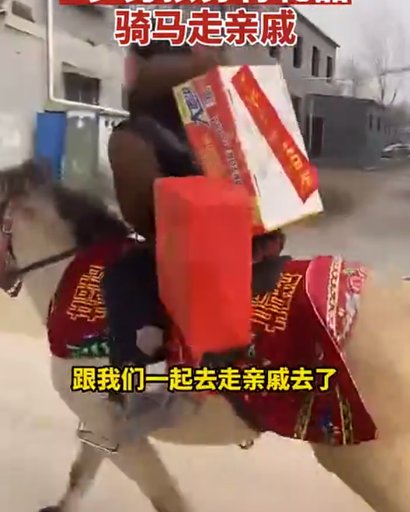 9岁男孩骑马送礼串亲戚，奇怪的组合回头率拉满-第3张图片-9158手机教程网