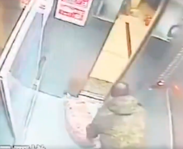 警方调查宠物狗被邻居砍杀案 涉事人称为自保连砍十几刀-第1张图片-9158手机教程网