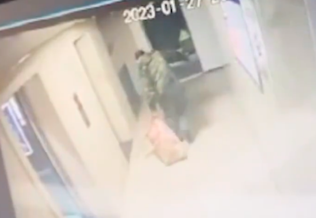 警方调查宠物狗被邻居砍杀案 涉事人称为自保连砍十几刀-第3张图片-9158手机教程网