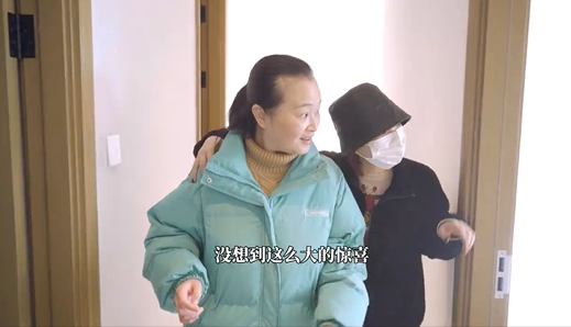 女生大学四年攒钱给妈妈买房 妈妈欣喜不已画面暖心-第2张图片-9158手机教程网