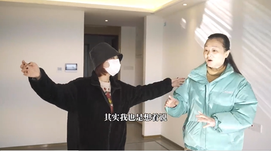 女生大学四年攒钱给妈妈买房 妈妈欣喜不已画面暖心-第1张图片-9158手机教程网