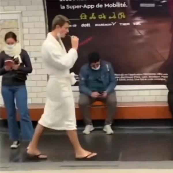 国外小哥拍下巴黎坐地铁见闻 网友：科幻电影还是保守了-第3张图片-9158手机教程网