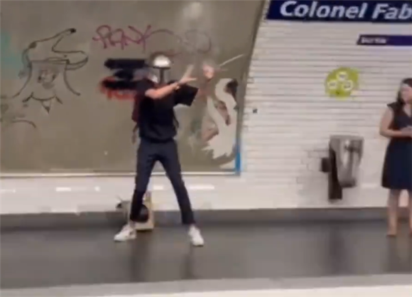 国外小哥拍下巴黎坐地铁见闻 网友：科幻电影还是保守了-第4张图片-9158手机教程网