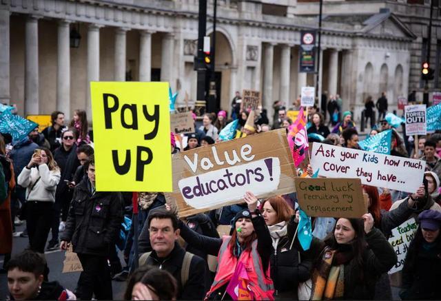 火车停运,10万名公务员直接参与罢工 !通胀炸窝,英央行宣布加息了!-第2张图片-9158手机教程网 火车停运,10万名公务员直接参与罢工 !通胀炸窝,英央行宣布加息了!-第2张图片-9158手机教程网