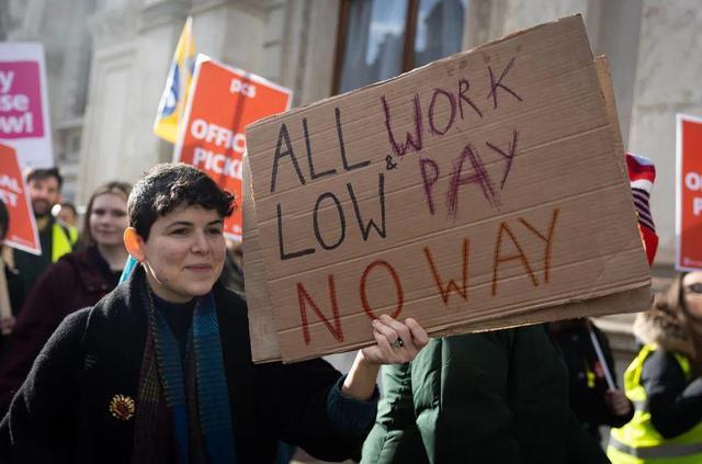 火车停运,10万名公务员直接参与罢工 !通胀炸窝,英央行宣布加息了!-第4张图片-9158手机教程网 火车停运,10万名公务员直接参与罢工 !通胀炸窝,英央行宣布加息了!-第4张图片-9158手机教程网