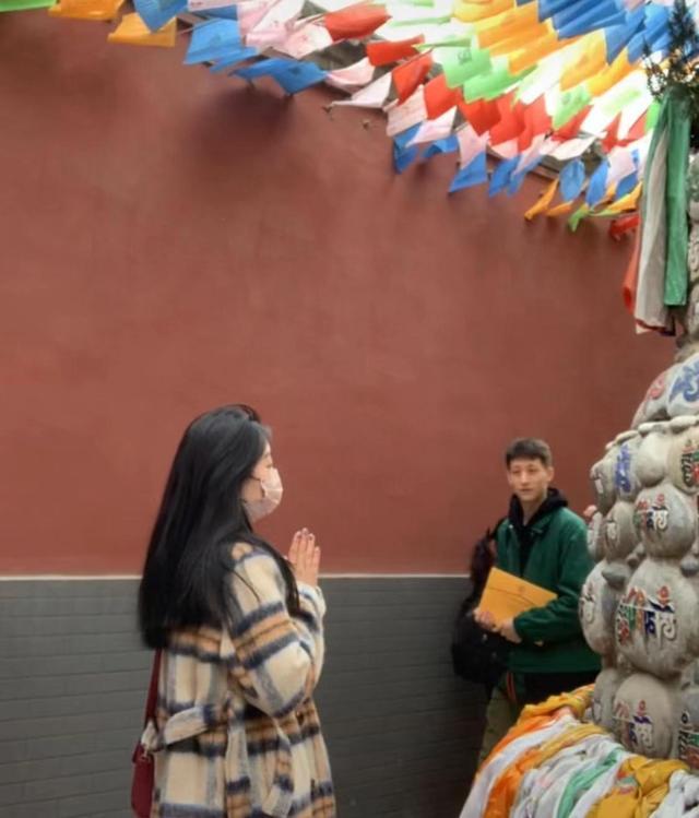 女生去寺庙祈福遇有缘人，网友化身月老高呼“在一起”-第1张图片-9158手机教程网