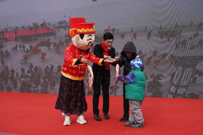 山东一97.6斤头鱼58.8万拍出 太白湖头网鱼王好兆头-第10张图片-9158手机教程网