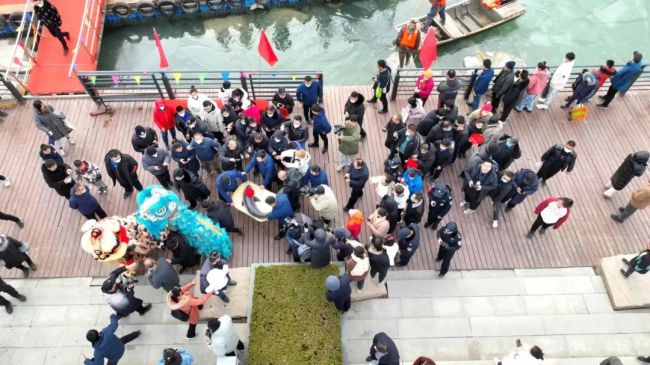 山东一97.6斤头鱼58.8万拍出 太白湖头网鱼王好兆头-第22张图片-9158手机教程网