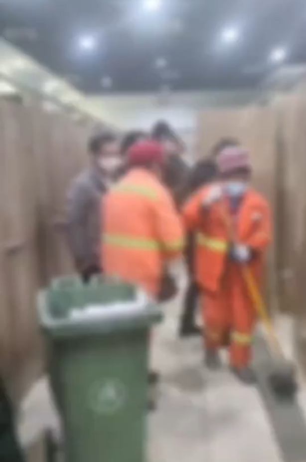 男子吐槽上厕所被保洁阿姨敲门催促：男士在外面小便池小便，阿姨在厕所里站着-第1张图片-9158手机教程网