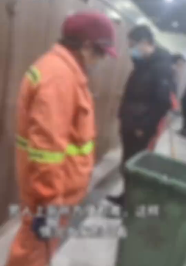 男子吐槽上厕所被保洁阿姨敲门催促：男士在外面小便池小便，阿姨在厕所里站着-第2张图片-9158手机教程网