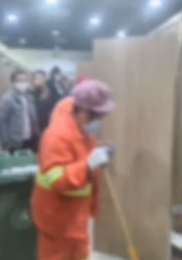 男子吐槽上厕所被保洁阿姨敲门催促：男士在外面小便池小便，阿姨在厕所里站着-第3张图片-9158手机教程网