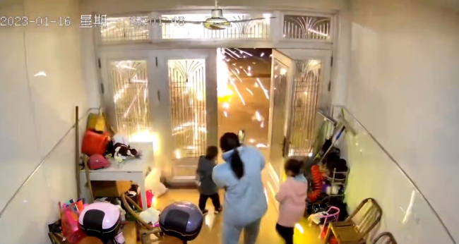 男子屋内放烟花 焰火直冲房顶 男子边看边聊天遭网友怒怼-第3张图片-9158手机教程网