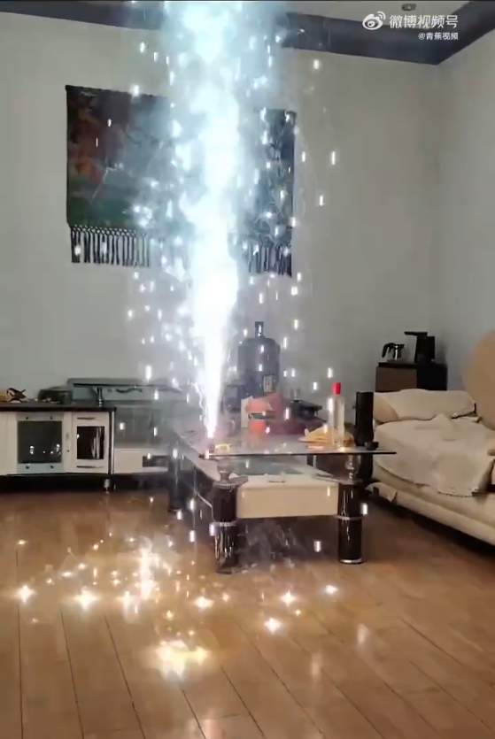 男子屋内放烟花 焰火直冲房顶 男子边看边聊天遭网友怒怼-第2张图片-9158手机教程网