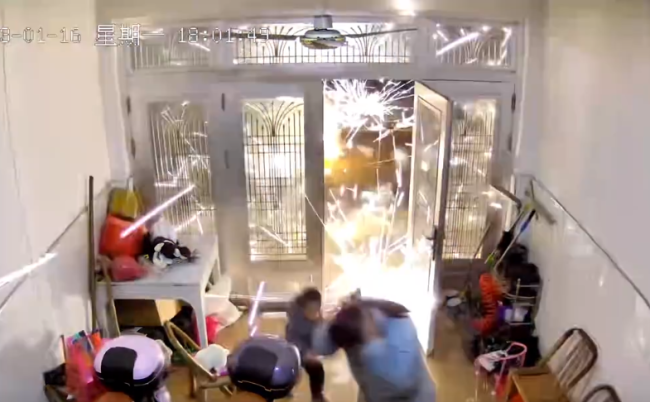 男子屋内放烟花 焰火直冲房顶 男子边看边聊天遭网友怒怼-第4张图片-9158手机教程网