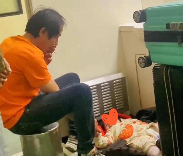 火车上爸爸用衣服给女儿搭卧铺，父爱如山 在一起就是家-第5张图片-9158手机教程网