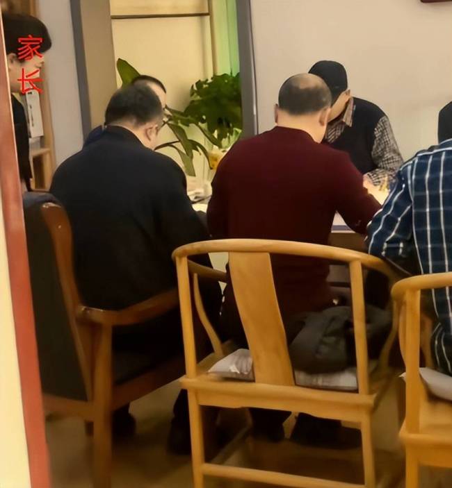 九科老师一起上门家访查作业，组团家访是否走形式？身份遭网友质疑-第3张图片-9158手机教程网