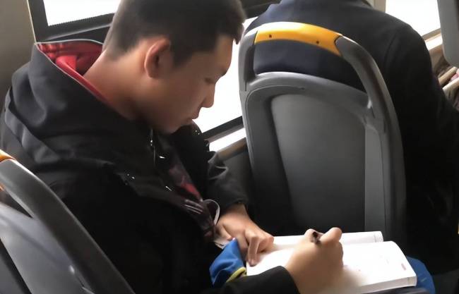 九科老师一起上门家访查作业，组团家访是否走形式？身份遭网友质疑-第1张图片-9158手机教程网