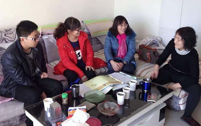 九科老师一起上门家访查作业，组团家访是否走形式？身份遭网友质疑-第11张图片-9158手机教程网