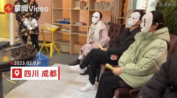 女子去面试时被要求戴面具沟通，不看颜值只看流量-第1张图片-9158手机教程网