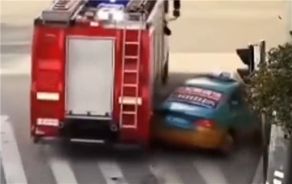 出租车挡道、出警消防车直接开过致剐蹭：事故认定出租车全责-第2张图片-9158手机教程网