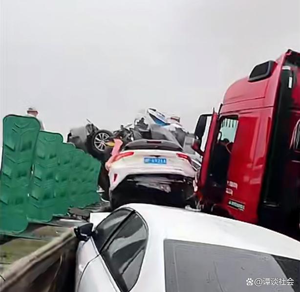 湖南高速多车相撞致16死66伤 现场画面曝光一片狼藉-第4张图片-9158手机教程网 湖南高速多车相撞致16死66伤 现场画面曝光一片狼藉-第4张图片-9158手机教程网