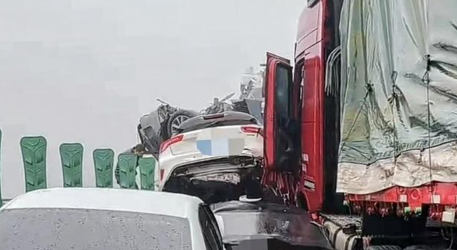 湖南高速多车相撞致16死66伤 现场画面曝光一片狼藉-第2张图片-9158手机教程网 湖南高速多车相撞致16死66伤 现场画面曝光一片狼藉-第2张图片-9158手机教程网