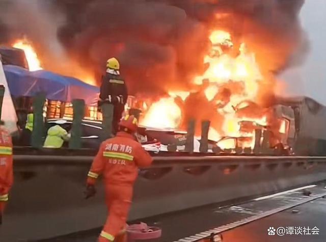 湖南高速多车相撞致16死66伤 现场画面曝光一片狼藉-第10张图片-9158手机教程网 湖南高速多车相撞致16死66伤 现场画面曝光一片狼藉-第10张图片-9158手机教程网