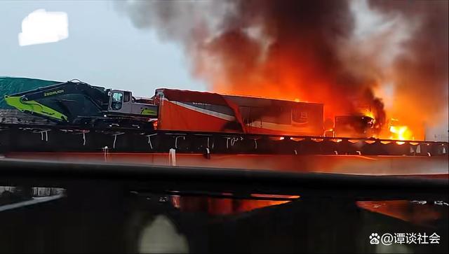 湖南高速多车相撞致16死66伤 现场画面曝光一片狼藉-第9张图片-9158手机教程网 湖南高速多车相撞致16死66伤 现场画面曝光一片狼藉-第9张图片-9158手机教程网