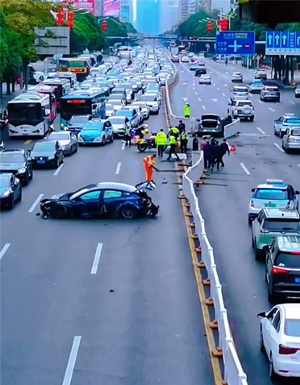 深圳一特斯拉失控撞翻护栏 连转三四圈才停下-第1张图片-9158手机教程网