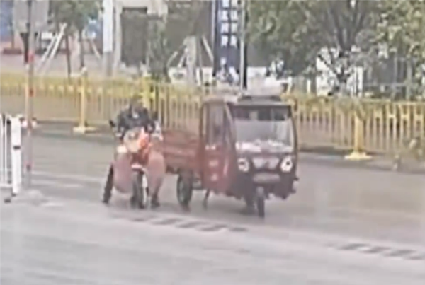 老人无证驾驶无牌三轮车逆行被撞还被罚 网友：建议全国推广-第1张图片-9158手机教程网