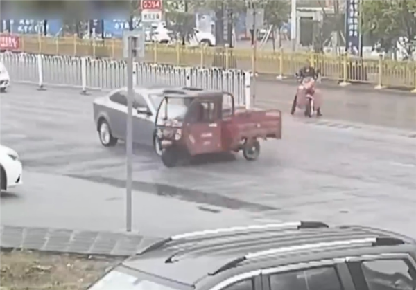 老人无证驾驶无牌三轮车逆行被撞还被罚 网友：建议全国推广-第2张图片-9158手机教程网