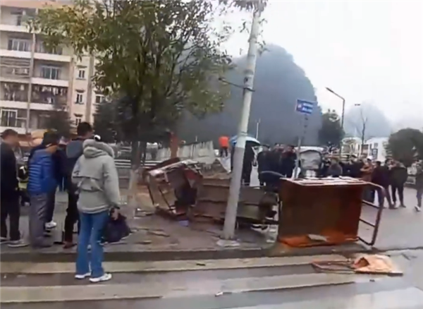 老人无证驾驶无牌三轮车逆行被撞还被罚 网友：建议全国推广-第4张图片-9158手机教程网