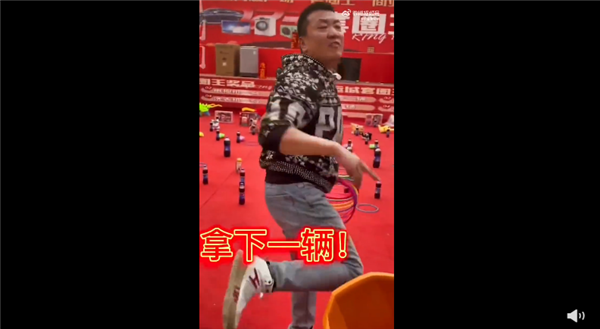 男子花两千元套圈 套中两台宏光汽车：本人回应只要一辆 做人留一线-第1张图片-9158手机教程网