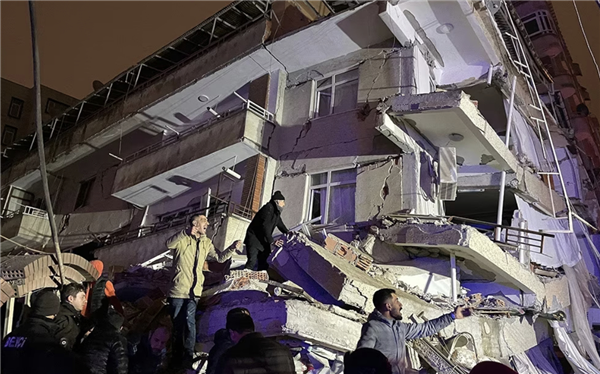 一天之内两次强震 《非正式会谈》常驻嘉宾唐小强被埋废墟：官方祈平安-第1张图片-9158手机教程网