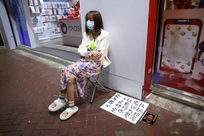 女子街头卖身葬父：身边摆着《狂飙》导演照片-第2张图片-9158手机教程网