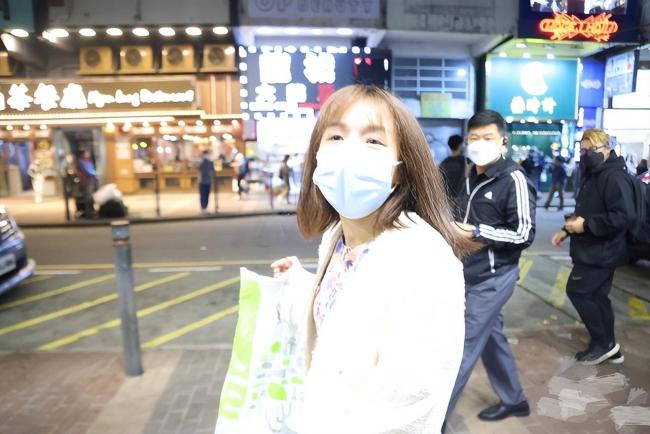 女子街头卖身葬父：身边摆着《狂飙》导演照片-第8张图片-9158手机教程网