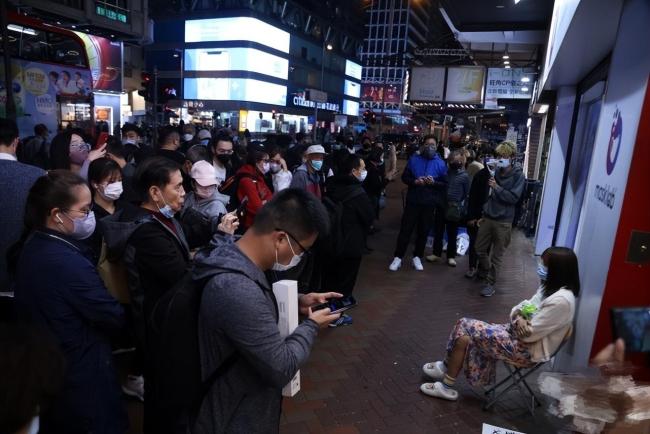 女子街头卖身葬父：身边摆着《狂飙》导演照片-第3张图片-9158手机教程网